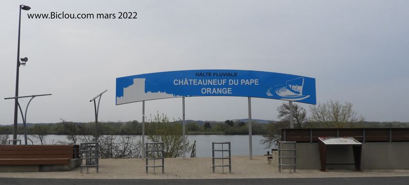 Halte fluviale de Orange : Possibilit&eacute; de monter sur un b&acirc;teau..