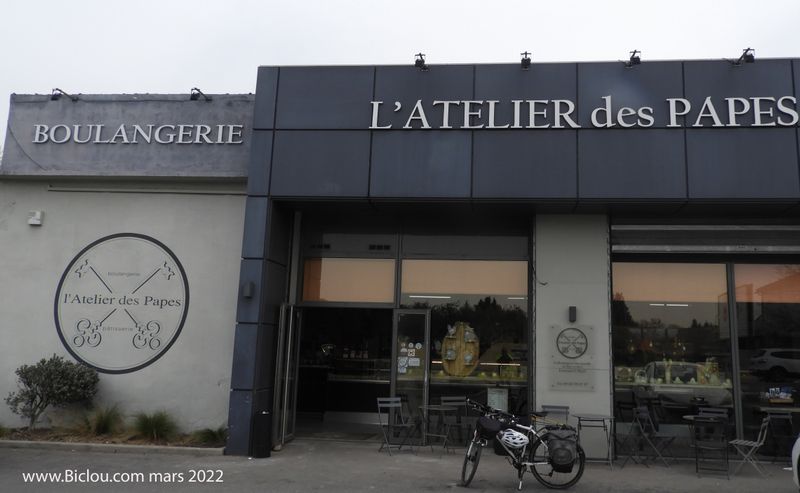 Ce type de Boulangerie fleurit de partout aux z-abords des villes : L'atelier des papes, ici &agrave; Sorgues