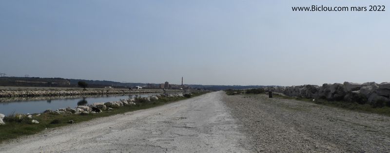 T&ocirc;le ondul&eacute;e le long de la mer ; entre Fos sur mer et port de Bouc : en 20 ans rien ne bouge
