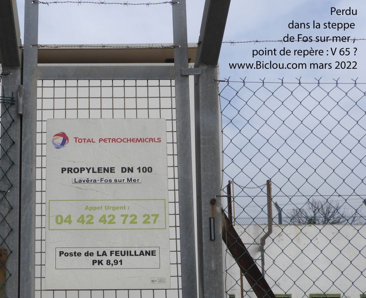 Pont de rep&egrave;re dans la pampa de Fos sur mer