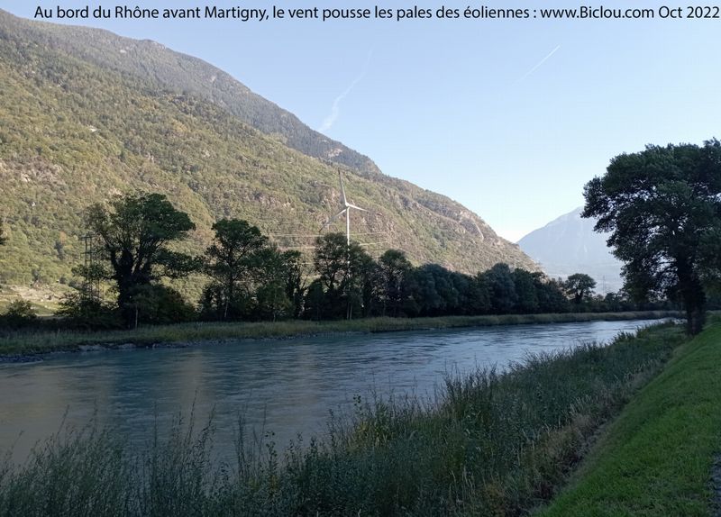 Eolienne au bord du Rh&ocirc;ne , avant Martigny ; Eppure Gira ..