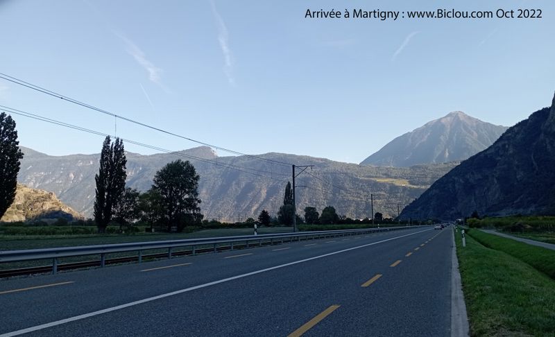 Arriv&eacute;e &agrave; Martigny, par la grand' route : Voir la largeur de la bande cyclable !