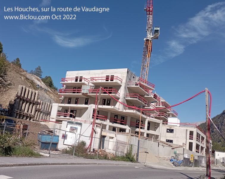 Le b&eacute;tonnage en r&egrave;gle continue comme ici aux Z-Houches (2022) ..