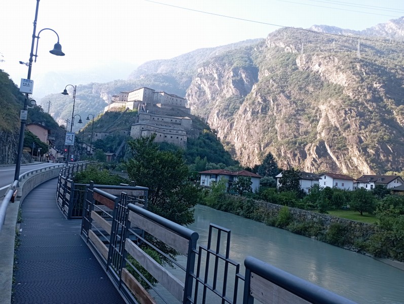 La vallée se ressere ici, en val d'Aoste, et mes F.. aussi