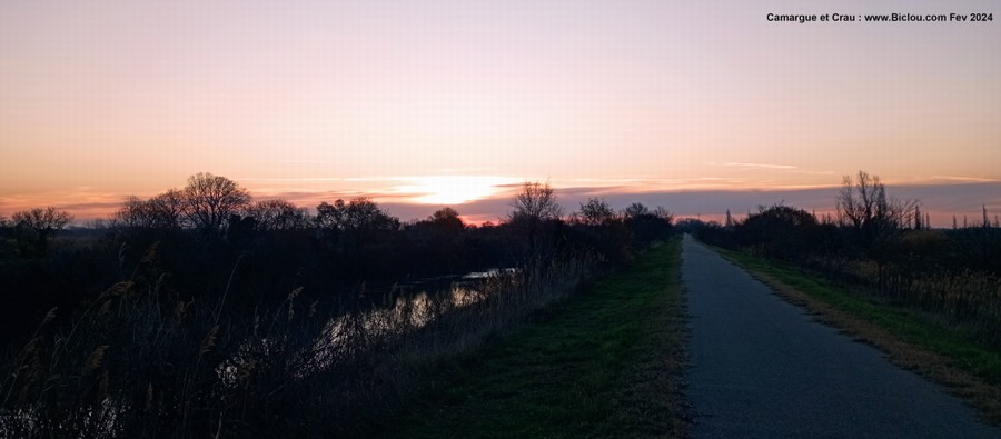 sur la route de la crau viarhôna, brumes du matin et soleil levant