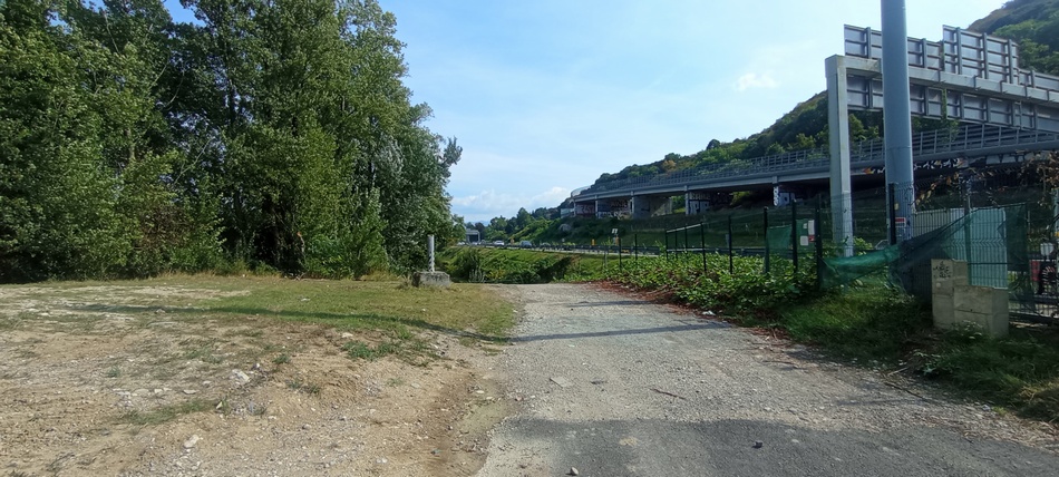 Arrivée à Etrembières par ce chemin le long de l'Arve et la A-40