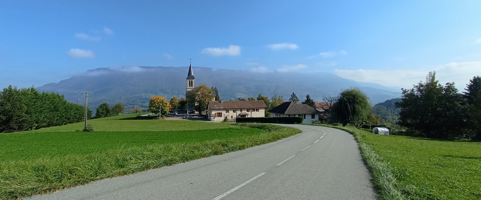 Village de Traize (Savoie) devant la Montagne de l'épine