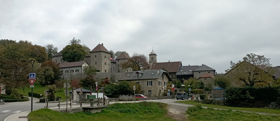 Mon château et celui des résidents de la Iaute (appartient au CD-74) , à Clermont en Genevois