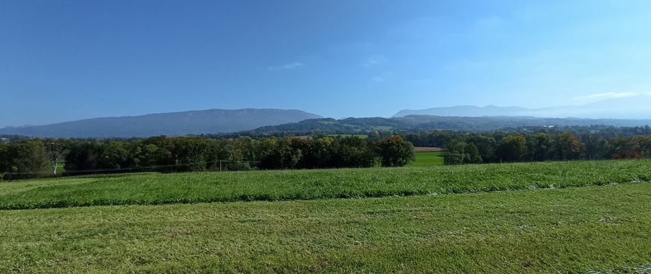 Paysage en Albanais : le crêt de châtillon à gauche