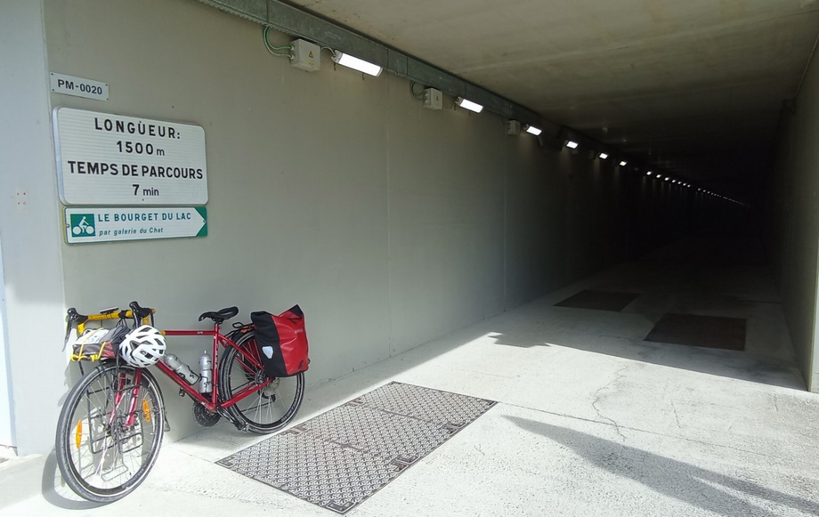 Renato à l'Entrée du Tunnel cyclo-pedonale du Chat (Savoie) en 2025
