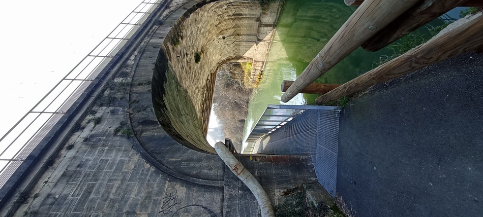 Canal du Rhône à Sète à Beaucaire, passage très Z-étroit