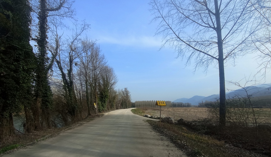 *Le long de l'Isère rive EST  pas de vélo route mais un route en gravel