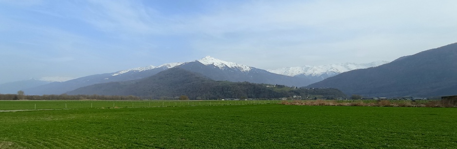Le massif de la lauzièren le fort d'Aiton au premier plan