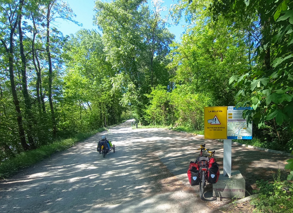 Vélo-route dite V-63 : (Isère), travaux d'où : jardinage et gravelle
