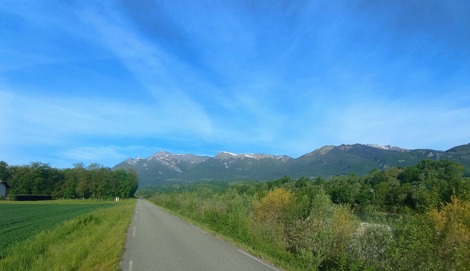 Sur la vélo-route dite Belle-Via ou Bella-Via ou V-62 dans la Combe de Savoie, les Bauges à droite