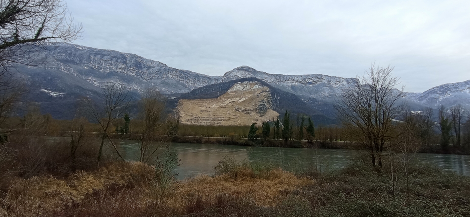 Eboulement spectaculaire sur la RN 532 en Isère