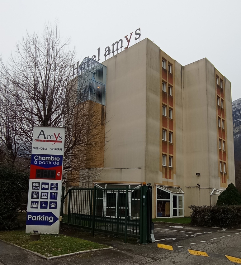 Amys (Voreppe) départ sous la pluie, mais pluie du matin, n'arrête pas le pélerin, surtout s'il a une bonne pélerine