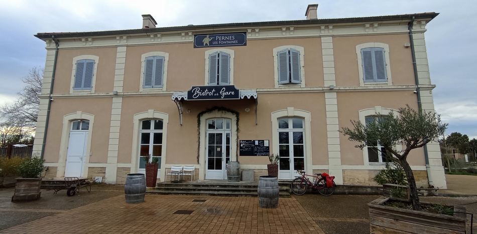 Pernes les Fontaines : Bistrot de la gare, bonne adresse d'après la jante cyclote