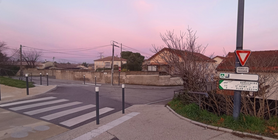 Via Venaissia ; Une des nombreuses traversées de routes : pénible ..