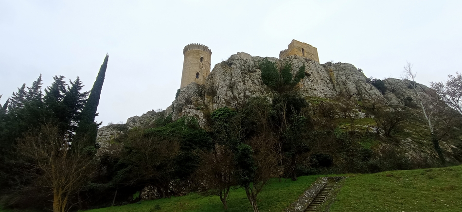 Château en restauration, du côté de Châteauneuf du pape