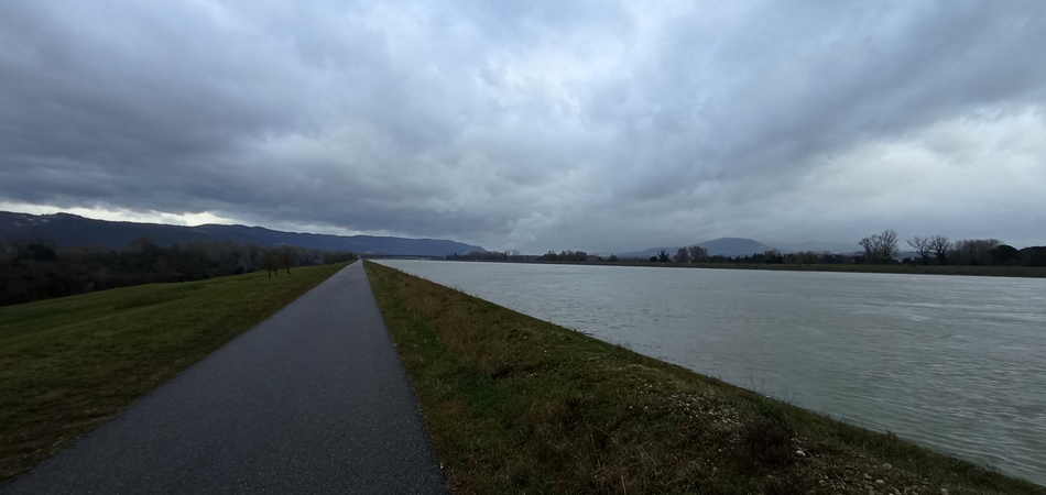 Sur la levée du canal du Rhône, près de Montélimar, , vent de face sans abri .. la joie