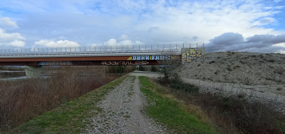 Parcours dévié le long de la Drôme sur un chemin Gravel grave et pourri : Ici on passe sous l'autoroute A7