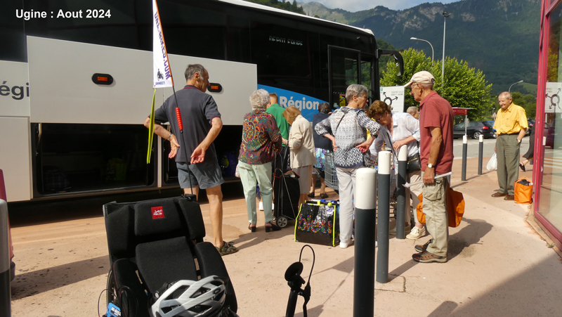 Ugine-bus-devant-carouftitle=Ugine-bus-devant-carouf