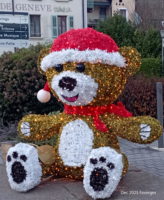 Ourson-decoration-Noel-saturnales-faverges-decembre-2025title=Ourson-decoration-Noel-saturnales-faverges-decembre-2025