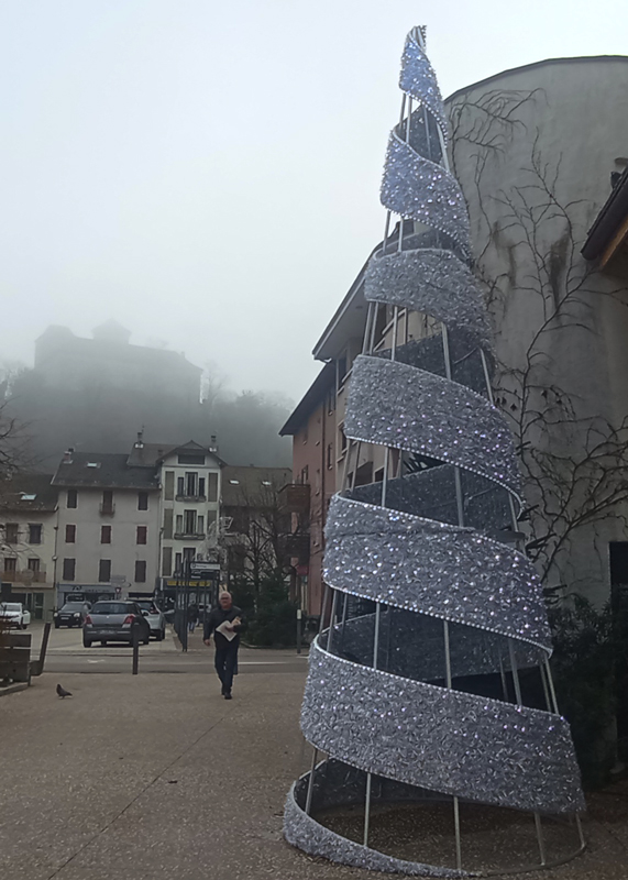 faverges-zentrum-decembre-2025-brumes-illuminations-chateautitle=faverges-zentrum-decembre-2025-brumes-illuminations-chateau