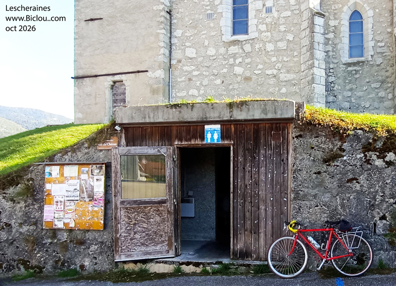 pont-d-eau-lescharaines-et-pied-de-nez-au-caferier-en-face-antipatique