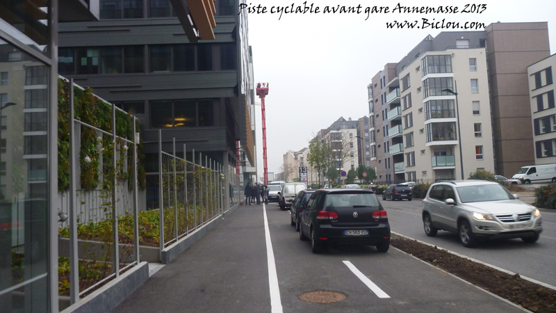 piste-cyclable-sert-de-parking-gare-Annemasse-2013