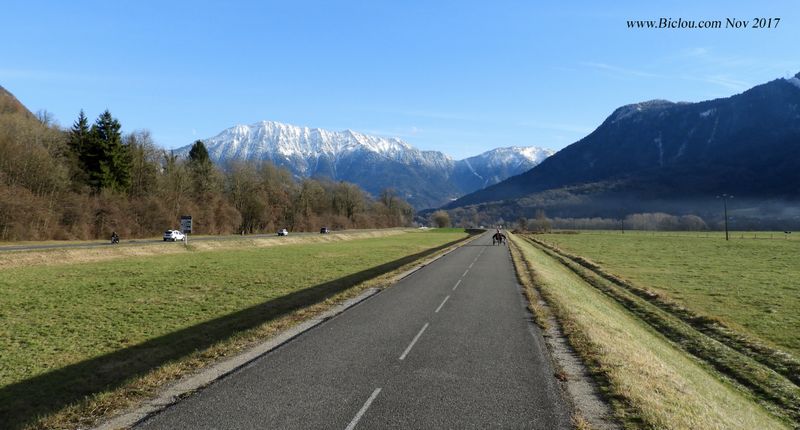 mémé-sur-la-piste-cyclable-doussatd-dent-de-conc-neige