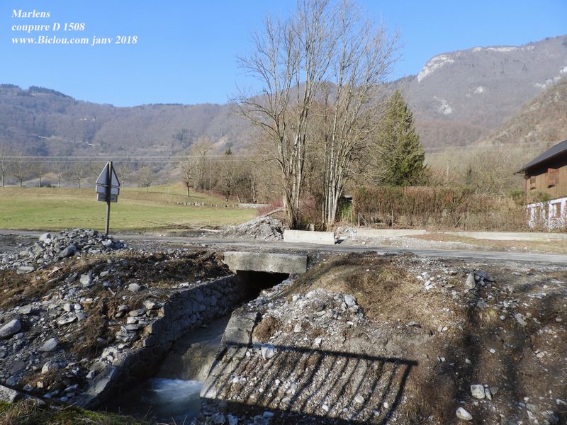 A-cet-endroit-le-torrent-coupa-la-D1508-janvier-2018