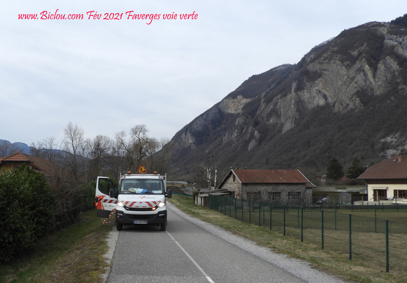travaux-voie-verte-pose-poteaux-indicateurstitle=travaux-voie-verte-pose-poteaux-indicateurs