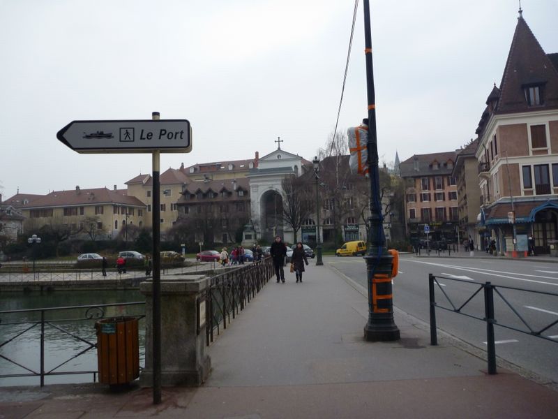 Pont de la Halle � Annecy : pi�tons et v�los se bousculent parfois 