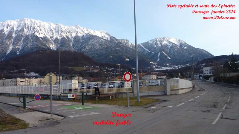 Carrefour rue des epinettes piste cyclable faverges visibilit&eacute; moyenne