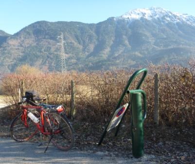 barriere d&eacute;coup&eacute;e sur la piste cyclable annecy