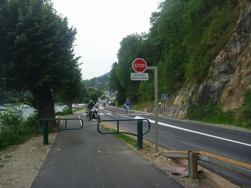 Entr�e de la piste cyclable ou bordel organis� � Angon en 2011
