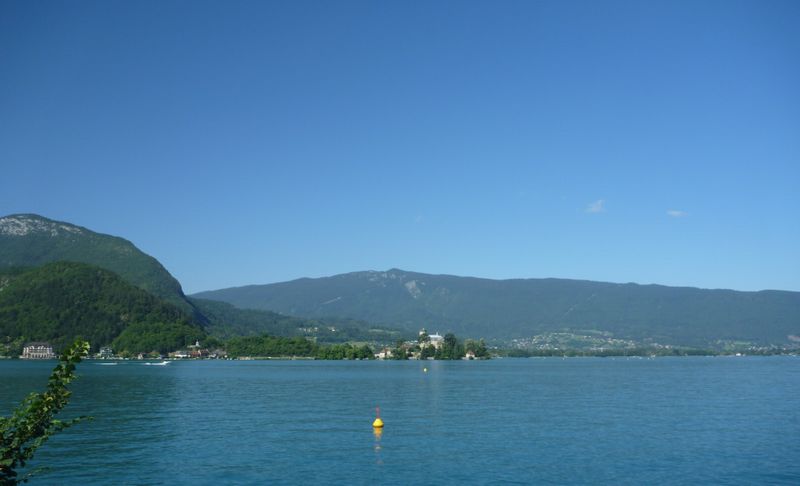 Vue du Cr�t de ch�tillon dit le Semnoz depuis la voie verte des rives du lqc d'Annecy en 2011