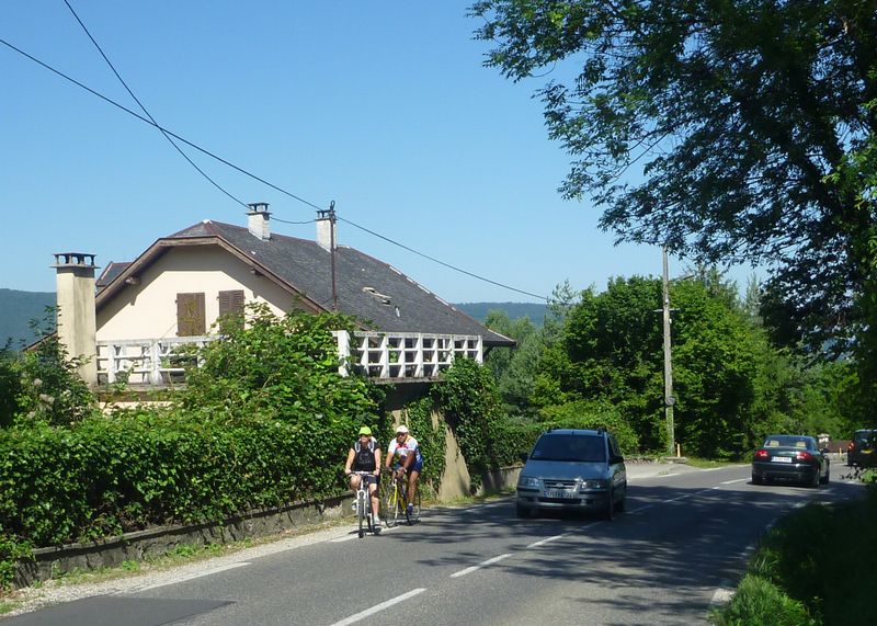 Route descendant &agrave; Menthon saint Bernard sur le D 909 A, attention : Une bande cyclable c&ocirc;t&eacute; montant , mon cher Yves serait n&eacute;cessaire