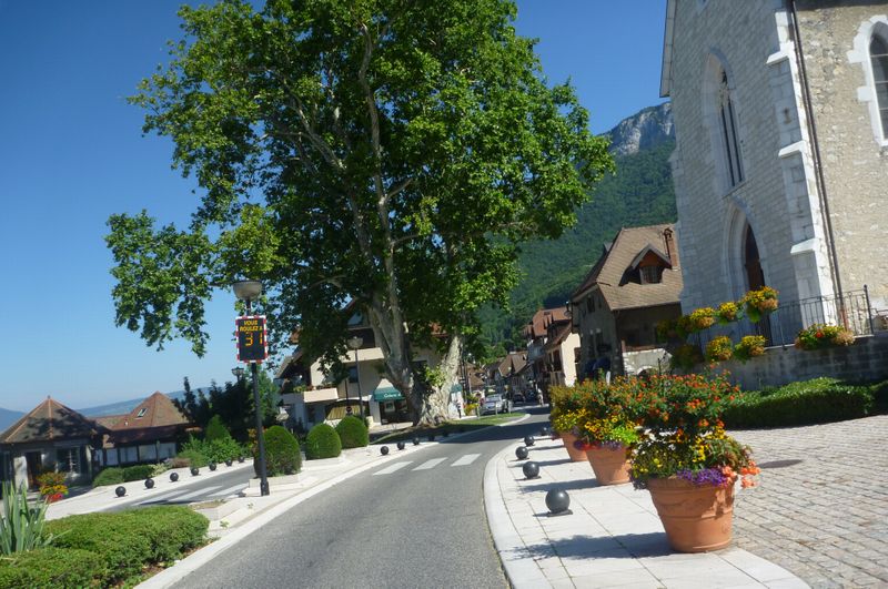 Travers�e de Veyrier du lac, zone 30, cyclistes, imposez vous au milieu de la route