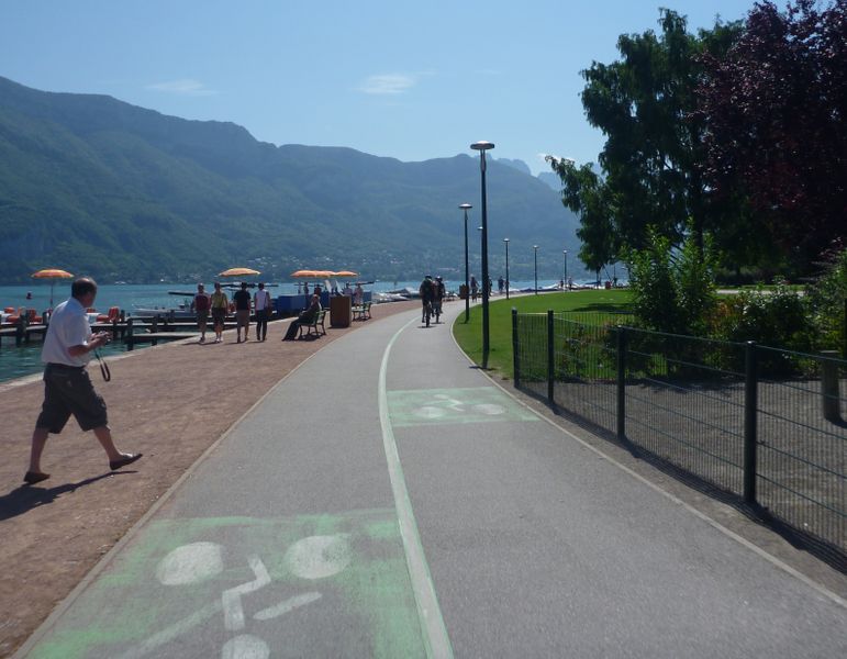 Le d&eacute;but de la piste cyclable Quai de Bayreuth &Atilde;&nbsp; Annecy en 2011