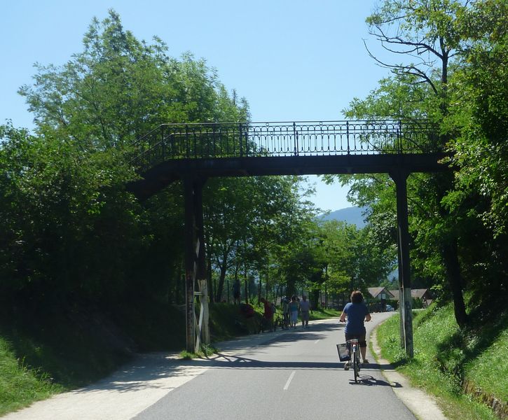 Piste cyclable plus cale ici � Sevrier en 2011