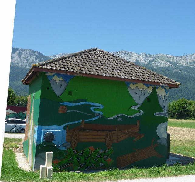 Tags officiels sur le transformateur en bordure de piste cyclable � Doussard