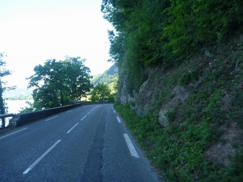 Passage �troit sur le D 909 A en bordure du lac d'Annecy , la piste cyclable sera en contre-bas