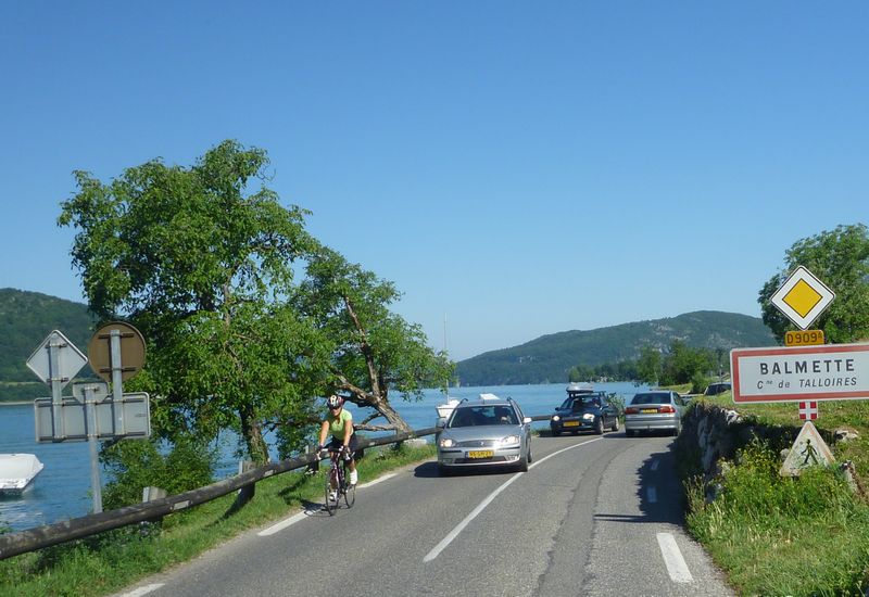 File de voitures derri�re les cyclistes sur le D 909 A