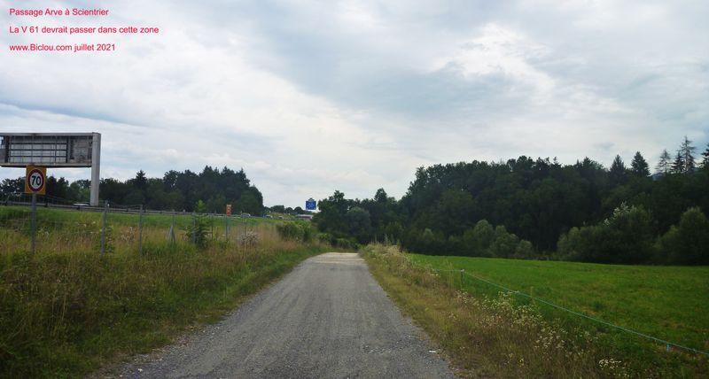 La future passerelle de La V&eacute;lo-Route dite V 61, au dessus de l'Arve &agrave; Scientrier devrait s'enfiler tout droit par cette baroti&egrave;re