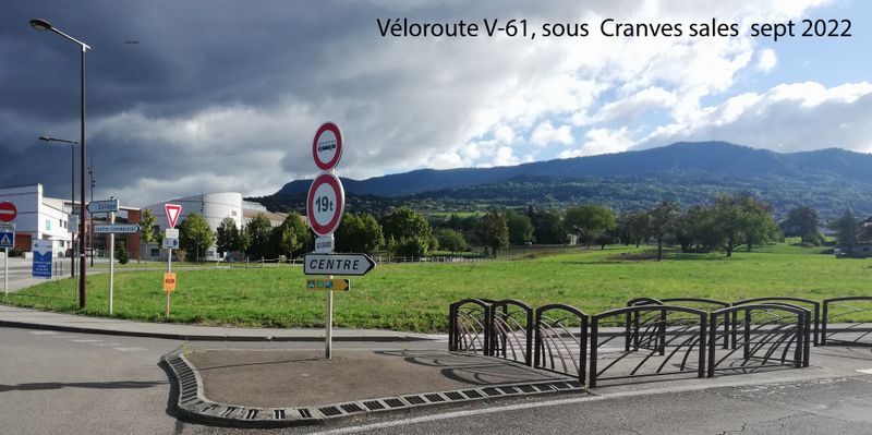 La v&eacute;loroute V 61 ; &agrave; Cranves-Sales (Haute-Savoie), une balise a &eacute;t&eacute; enfin pos&eacute;e en 2022 ..