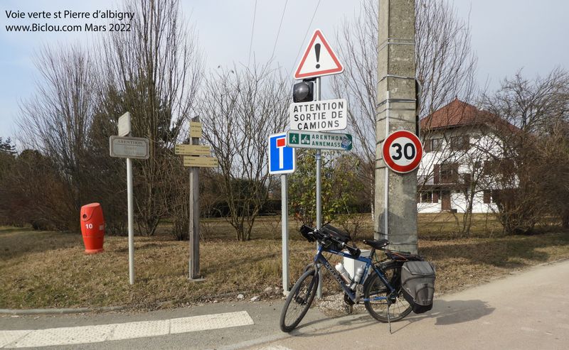 Apr&egrave;s quelques p&eacute;ripates, enfin la v&eacute;lo-route dite V 61, du c&ocirc;t&eacute; d'Arenthon