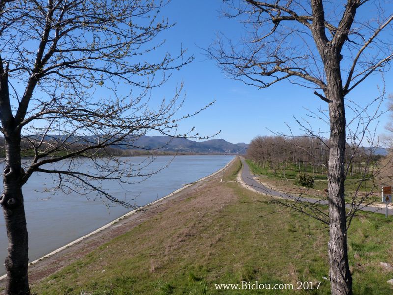Bandes cyclables à la Sortie de montélimar sur la D 540